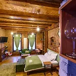 Castelului - Casa Monad